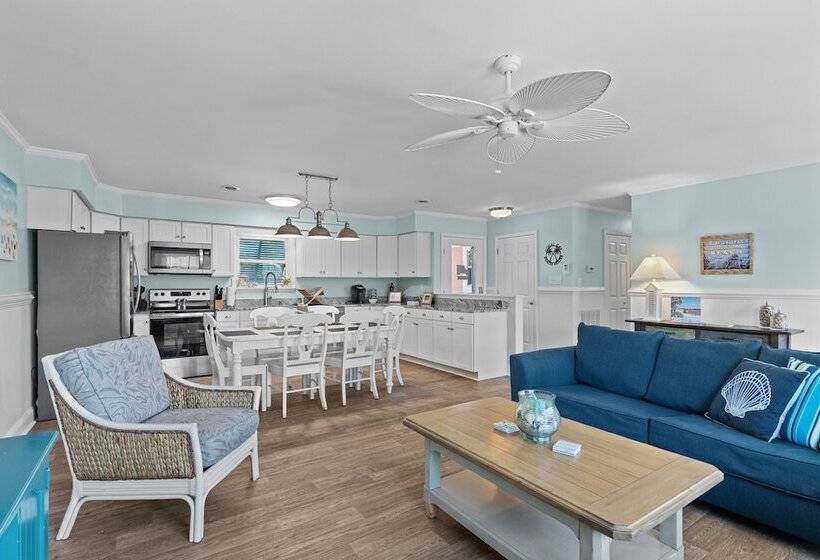 Colorful Emerald Isle Home: Just Steps To Beach!