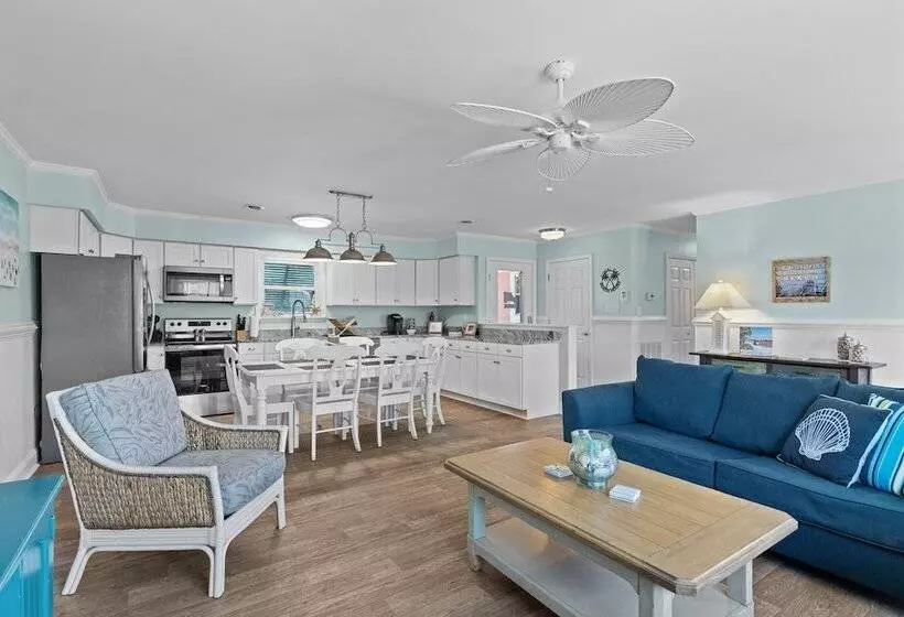 Colorful Emerald Isle Home: Just Steps To Beach!