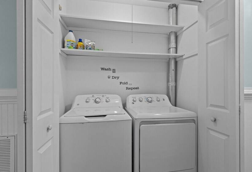 Colorful Emerald Isle Home: Just Steps To Beach!