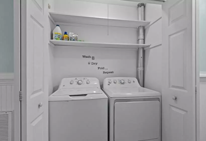 Colorful Emerald Isle Home: Just Steps To Beach!