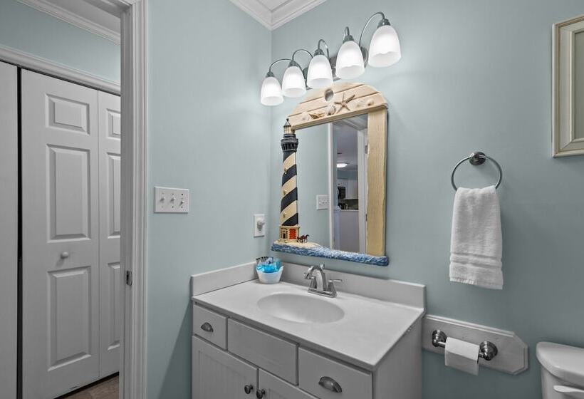 Colorful Emerald Isle Home: Just Steps To Beach!