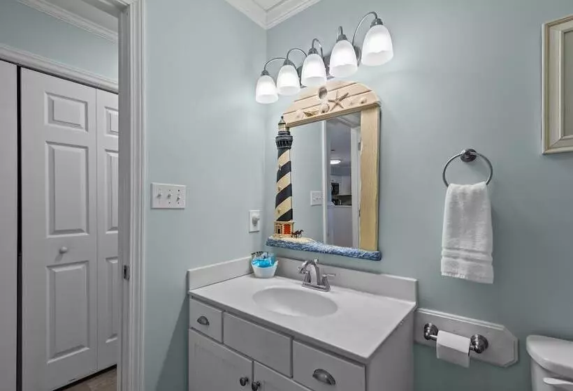 Colorful Emerald Isle Home: Just Steps To Beach!