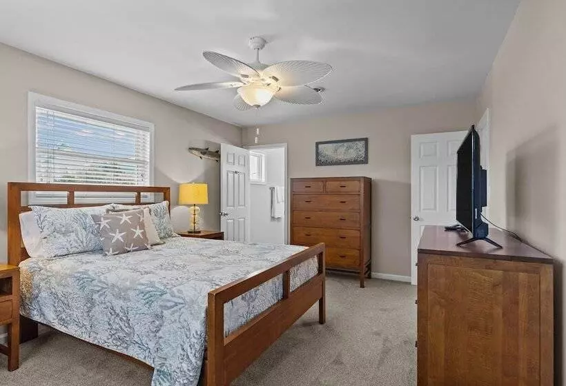 Colorful Emerald Isle Home: Just Steps To Beach!