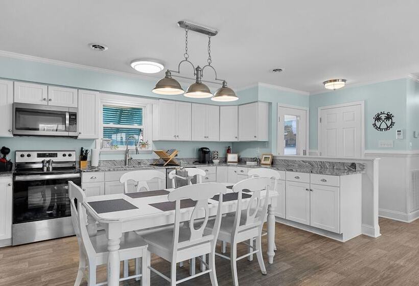 Colorful Emerald Isle Home: Just Steps To Beach!