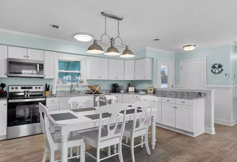 Colorful Emerald Isle Home: Just Steps To Beach!