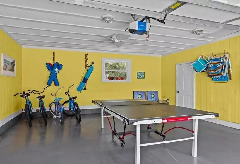 Colorful Emerald Isle Home: Just Steps To Beach!