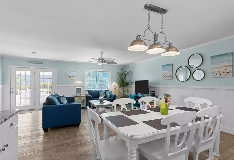 Colorful Emerald Isle Home: Just Steps To Beach!