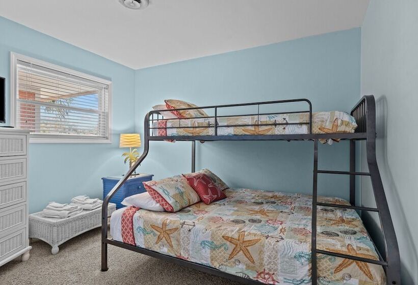 Colorful Emerald Isle Home: Just Steps To Beach!