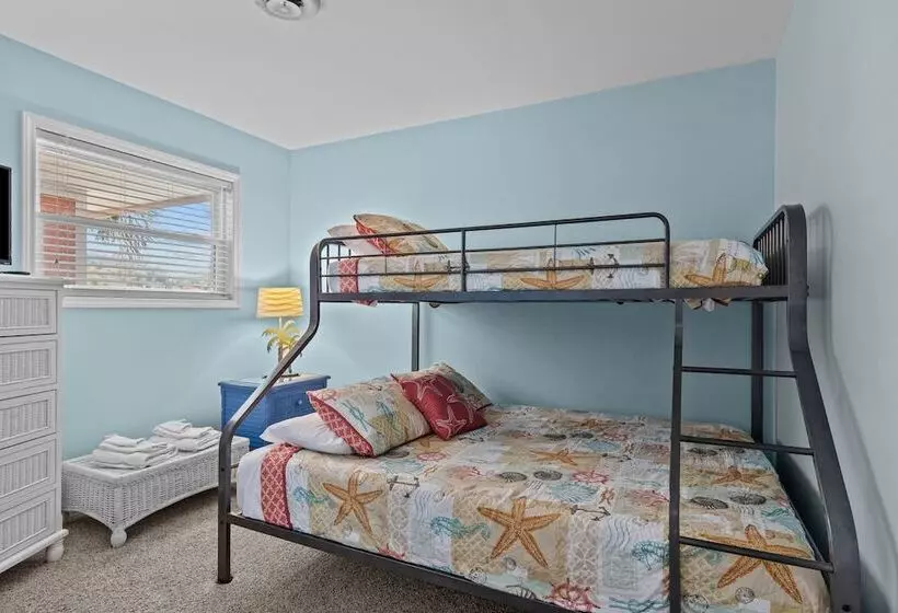 Colorful Emerald Isle Home: Just Steps To Beach!