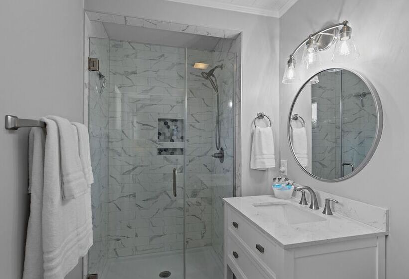 Colorful Emerald Isle Home: Just Steps To Beach!