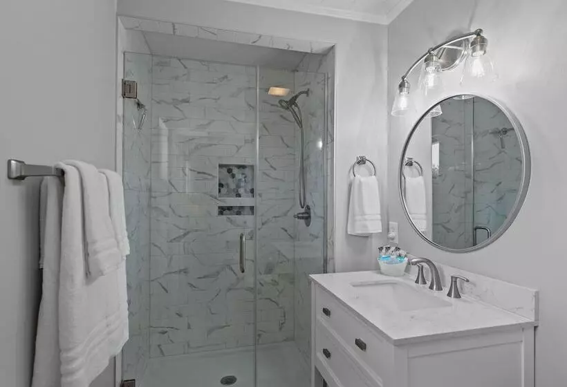 Colorful Emerald Isle Home: Just Steps To Beach!