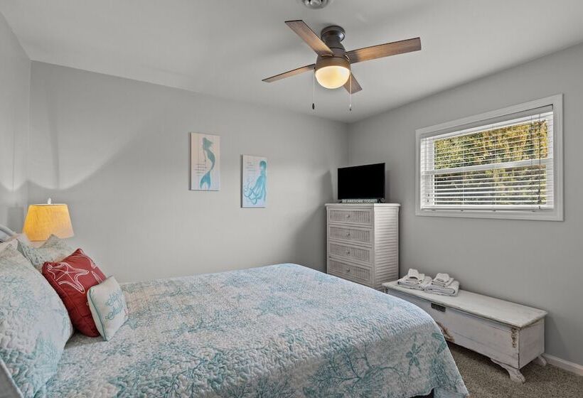 Colorful Emerald Isle Home: Just Steps To Beach!