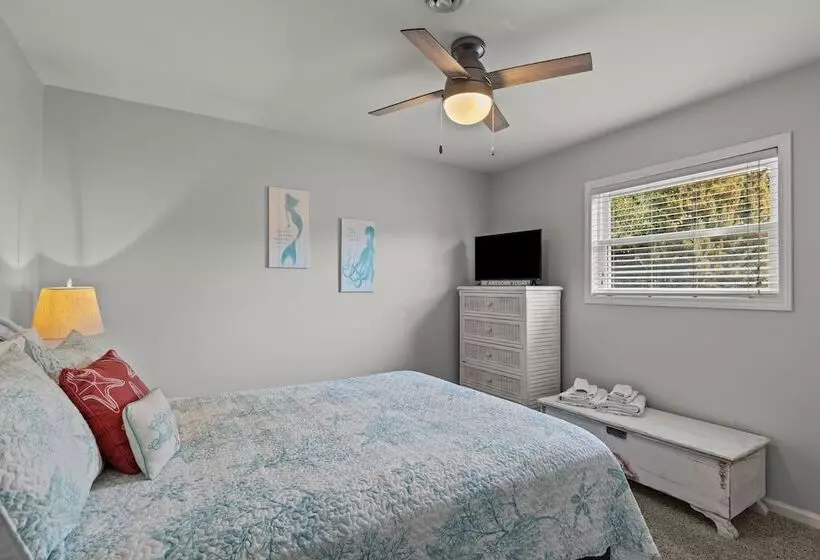 Colorful Emerald Isle Home: Just Steps To Beach!