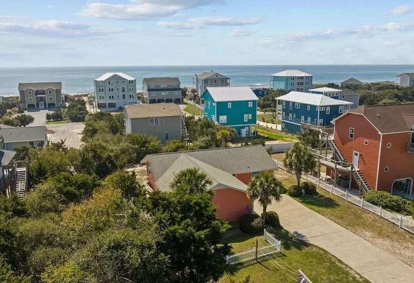 Colorful Emerald Isle Home: Just Steps To Beach!