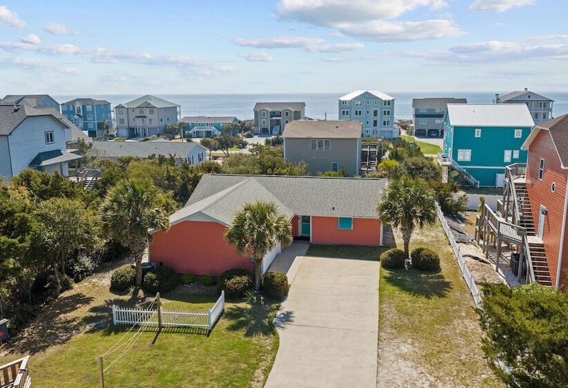 Colorful Emerald Isle Home: Just Steps To Beach!