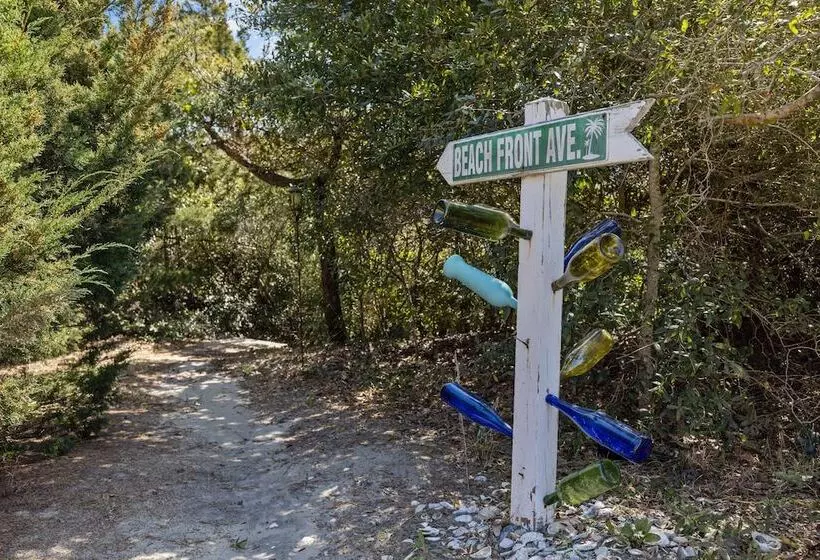 Colorful Emerald Isle Home: Just Steps To Beach!