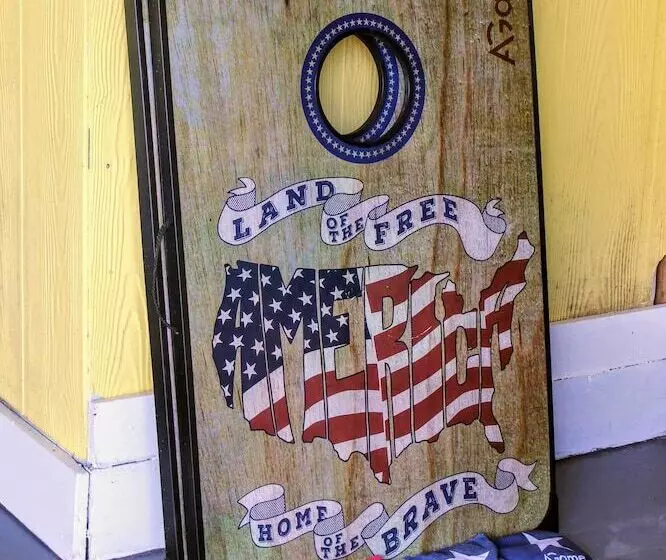 Colorful Emerald Isle Home: Just Steps To Beach!