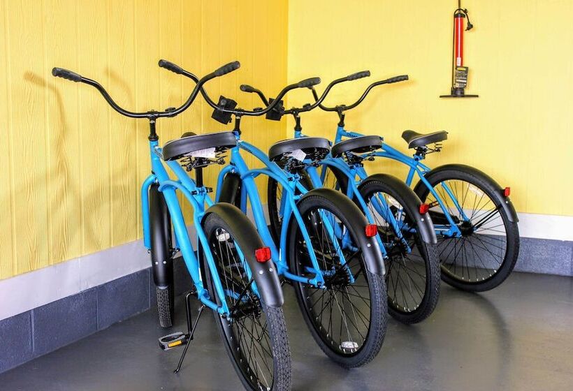 Colorful Emerald Isle Home: Just Steps To Beach!