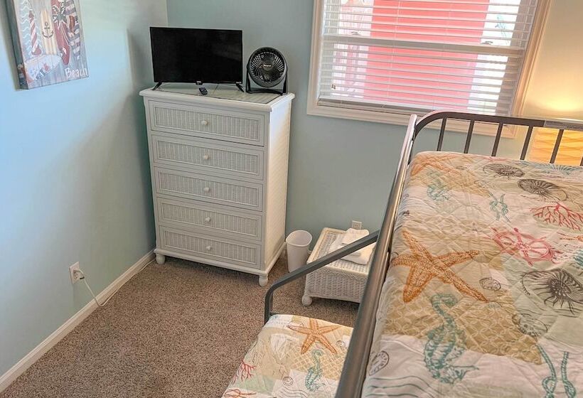 Colorful Emerald Isle Home: Just Steps To Beach!