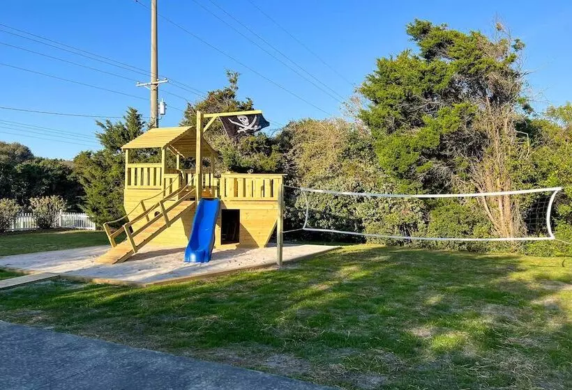Colorful Emerald Isle Home: Just Steps To Beach!