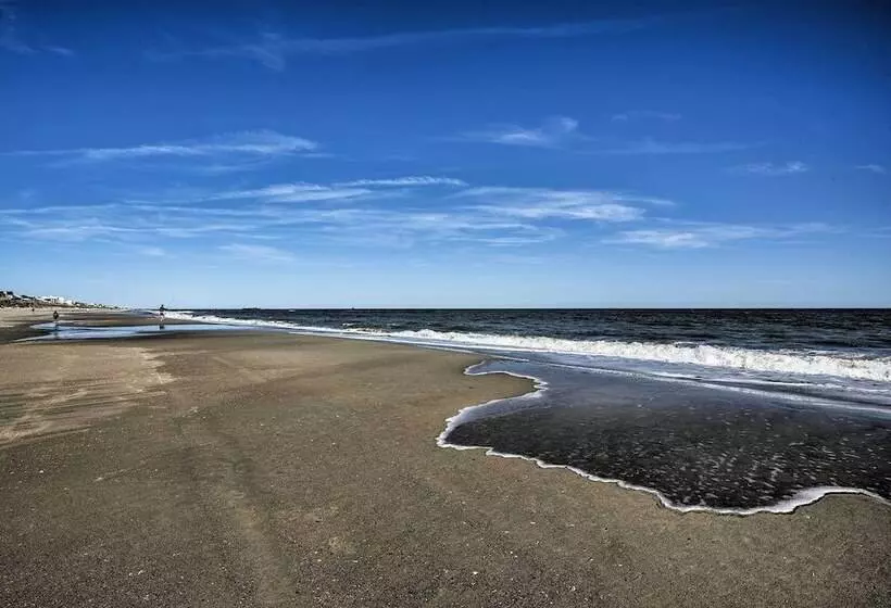 Colorful Emerald Isle Home: Just Steps To Beach!
