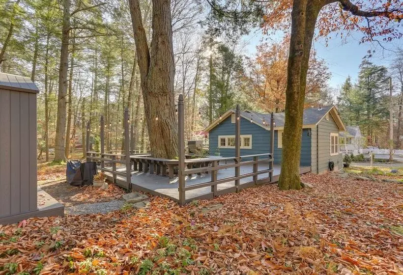 Cozy Catskills Cottage: Creekside Deck & Fire Pit