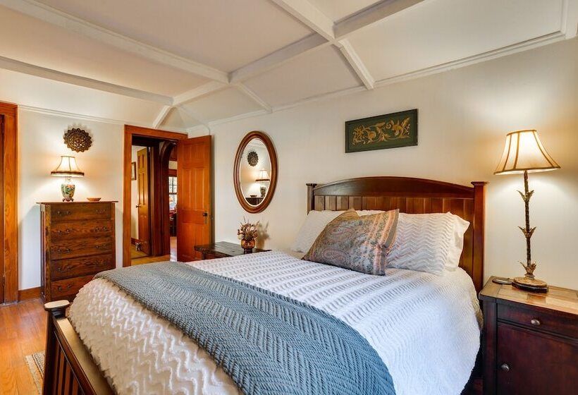 Cozy Catskills Cottage: Creekside Deck & Fire Pit