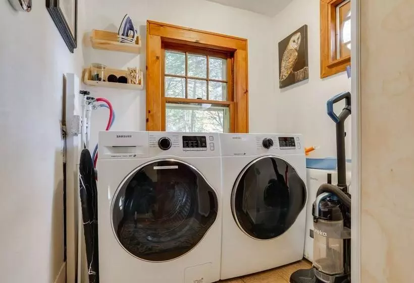 Cozy Catskills Cottage: Creekside Deck & Fire Pit