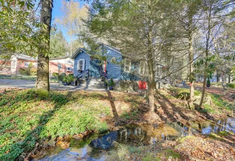 Cozy Catskills Cottage: Creekside Deck & Fire Pit