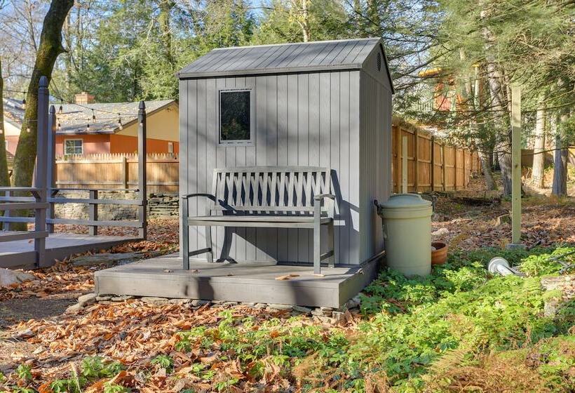 Cozy Catskills Cottage: Creekside Deck & Fire Pit
