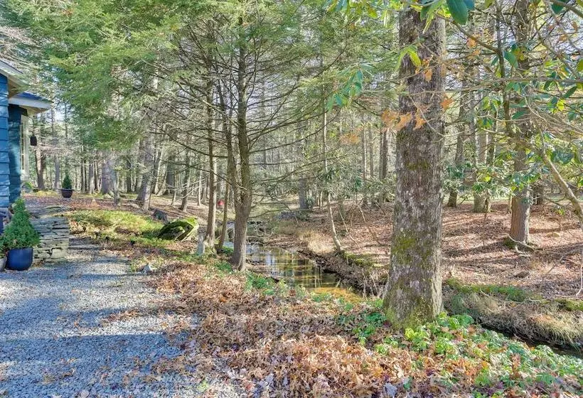 Cozy Catskills Cottage: Creekside Deck & Fire Pit