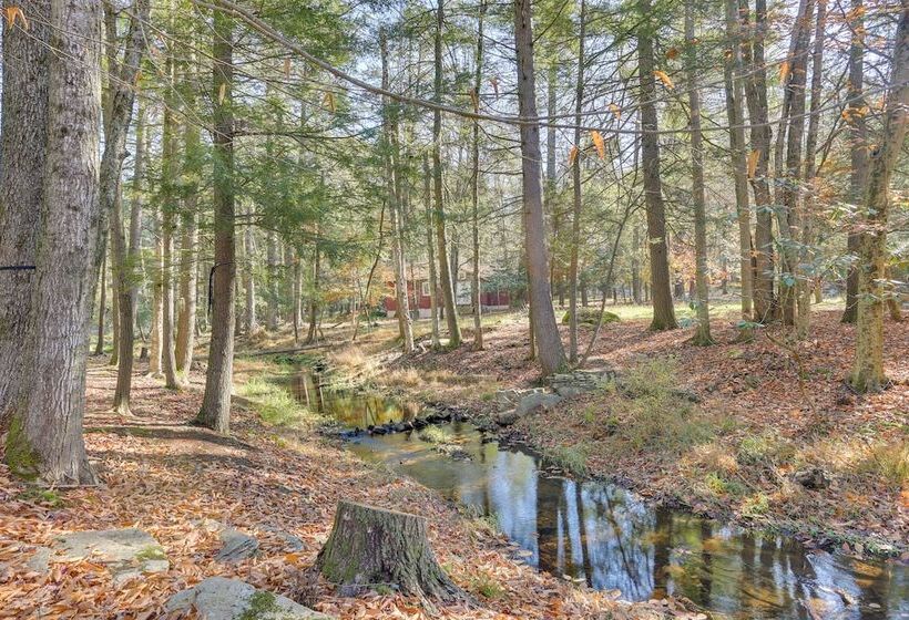 Cozy Catskills Cottage: Creekside Deck & Fire Pit