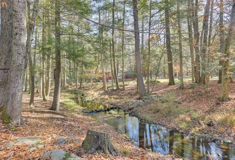 Cozy Catskills Cottage: Creekside Deck & Fire Pit