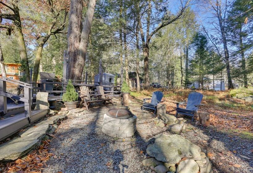 Cozy Catskills Cottage: Creekside Deck & Fire Pit