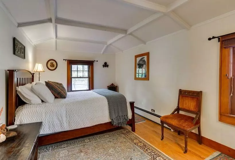 Cozy Catskills Cottage: Creekside Deck & Fire Pit