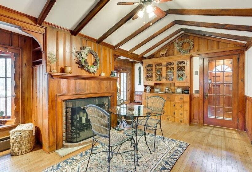 Cozy Catskills Cottage: Creekside Deck & Fire Pit