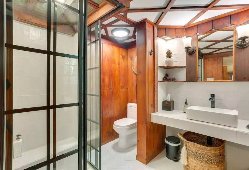 Cozy Catskills Cottage: Creekside Deck & Fire Pit