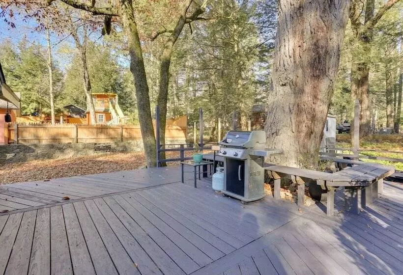 Cozy Catskills Cottage: Creekside Deck & Fire Pit