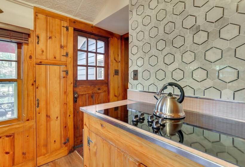 Cozy Catskills Cottage: Creekside Deck & Fire Pit