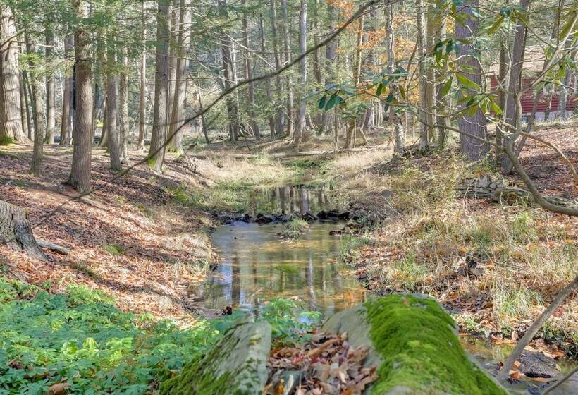 Cozy Catskills Cottage: Creekside Deck & Fire Pit