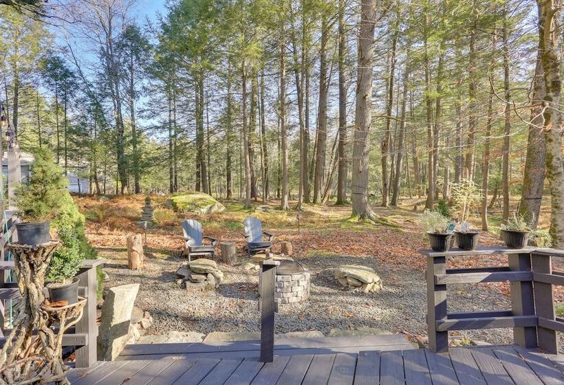 Cozy Catskills Cottage: Creekside Deck & Fire Pit