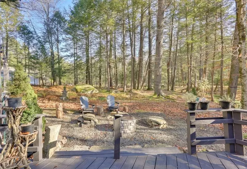 Cozy Catskills Cottage: Creekside Deck & Fire Pit