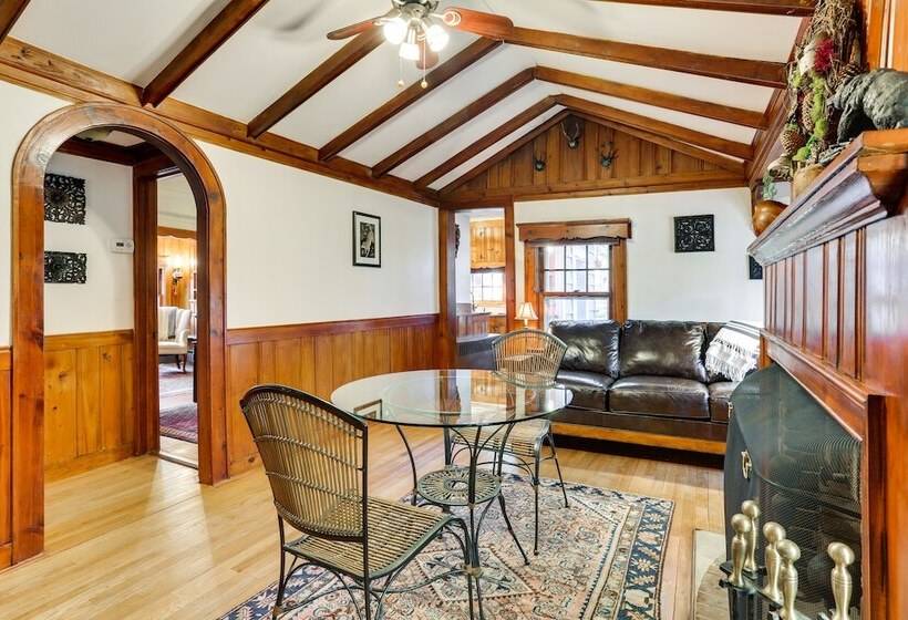 Cozy Catskills Cottage: Creekside Deck & Fire Pit