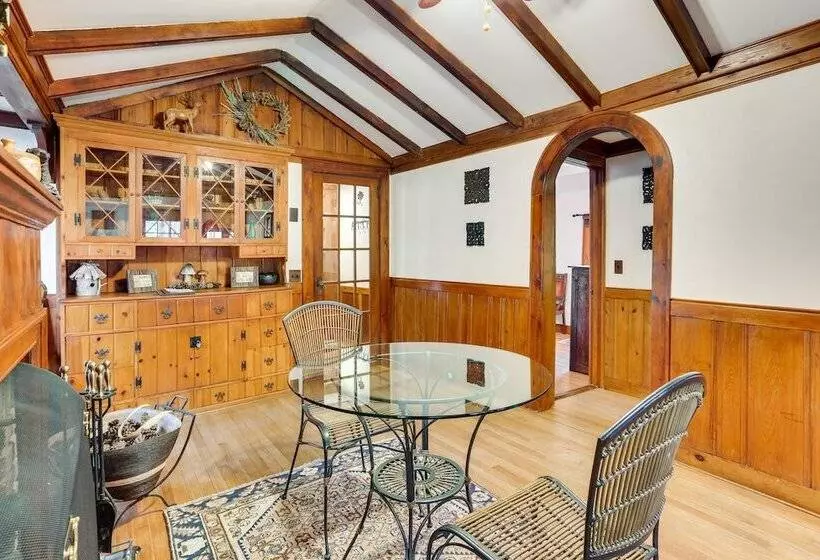 Cozy Catskills Cottage: Creekside Deck & Fire Pit