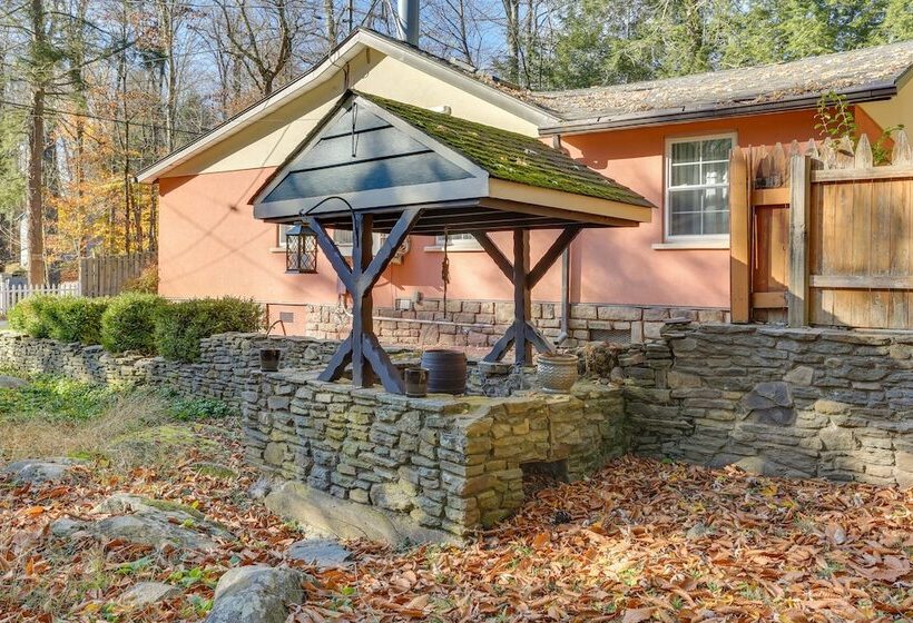 Cozy Catskills Cottage: Creekside Deck & Fire Pit