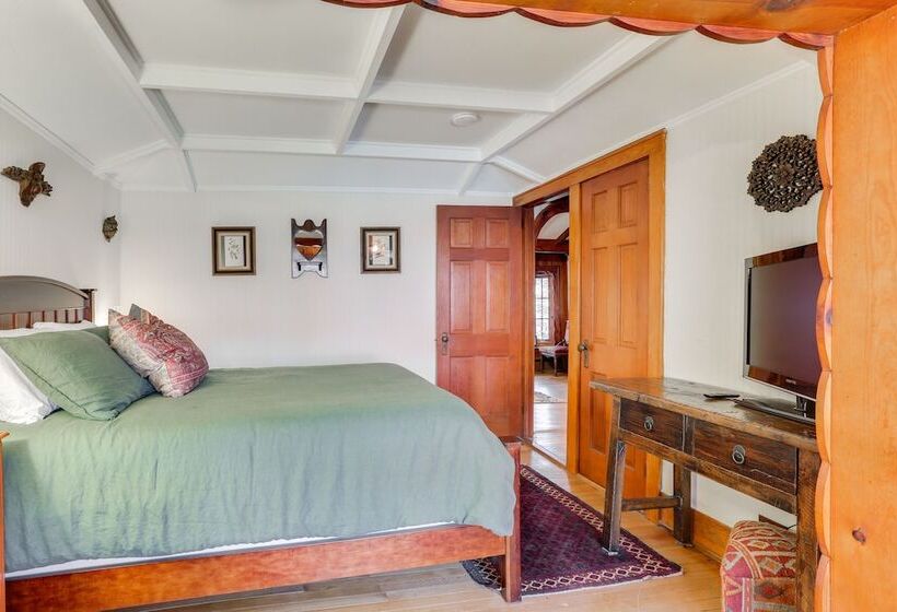 Cozy Catskills Cottage: Creekside Deck & Fire Pit