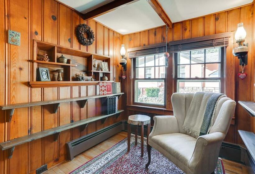 Cozy Catskills Cottage: Creekside Deck & Fire Pit