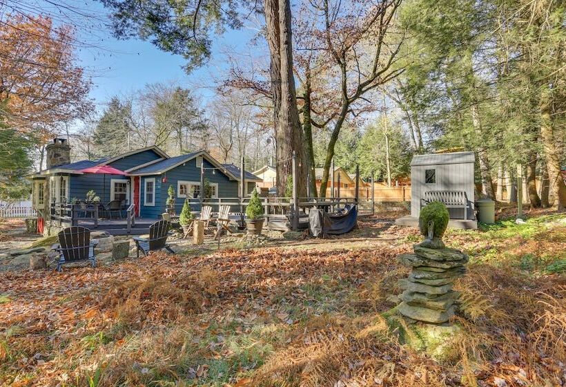 Cozy Catskills Cottage: Creekside Deck & Fire Pit