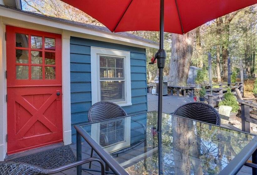 Cozy Catskills Cottage: Creekside Deck & Fire Pit