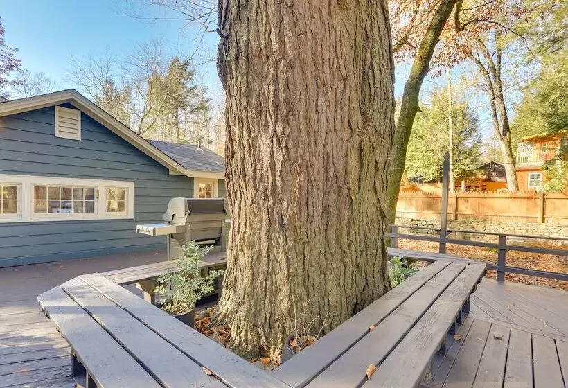 Cozy Catskills Cottage: Creekside Deck & Fire Pit